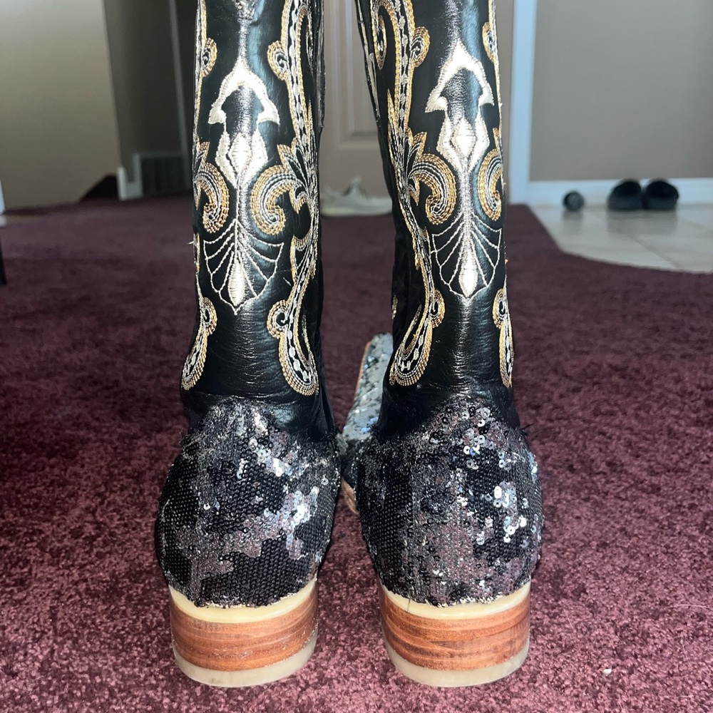 I just bought these are they are too big for me, size 9.5.
